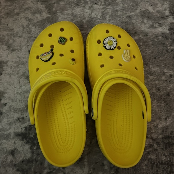 Yellow crocs size men’s 7/ women’s 9 - Picture 2 of 7